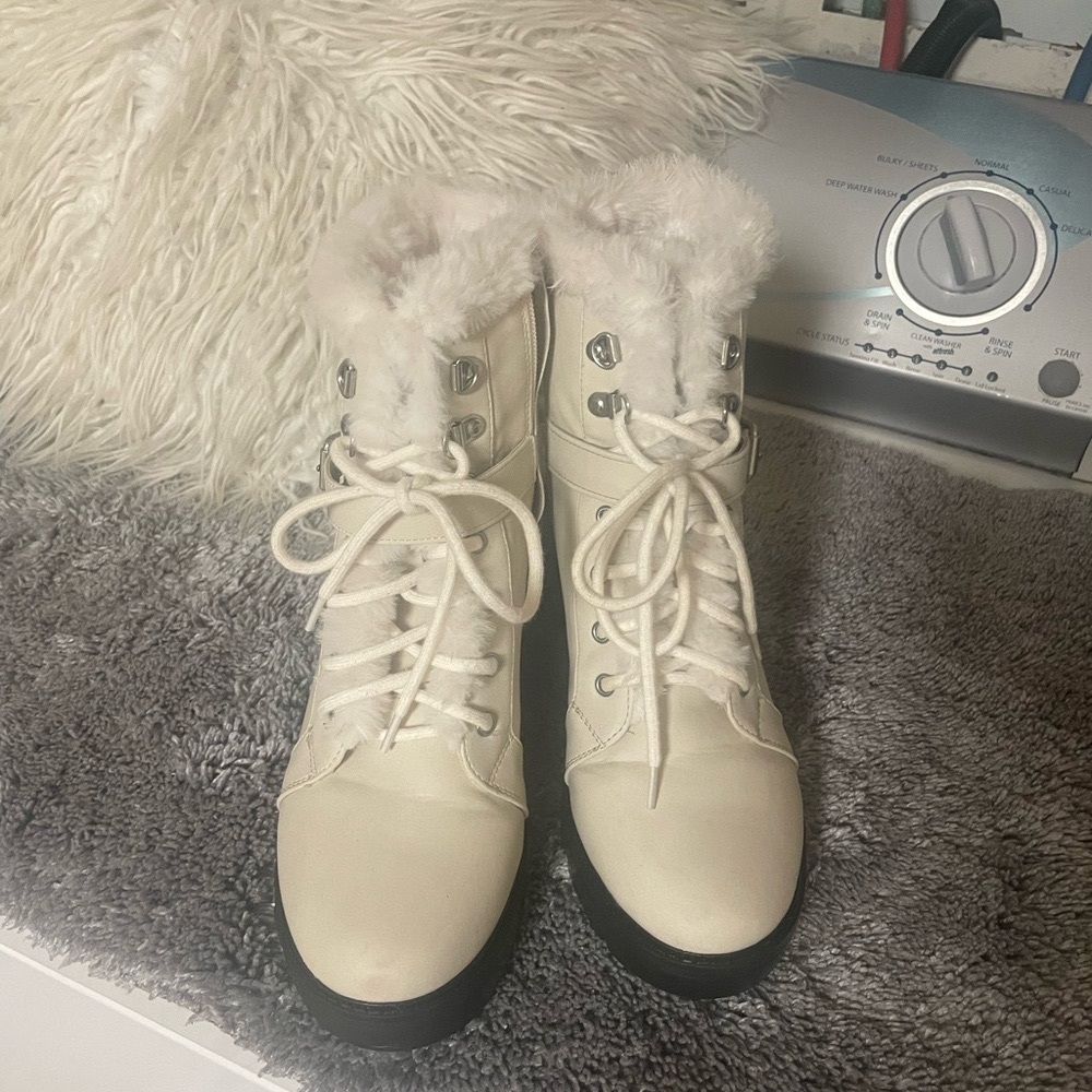 Women's White Fur-Lined Lace-Up Boots